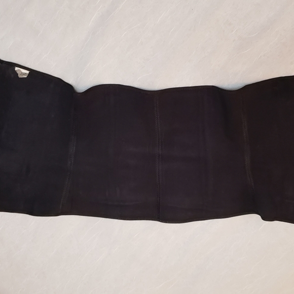 Latex Hook n Eye Corset - Picture 4 of 7